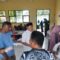 DITANGANI: Petugas medis saat memberikan penanganan kepada siswa yang mengalami gejala keracunan usai menyantap makanan MBG di SMKN 1 Cibadak.