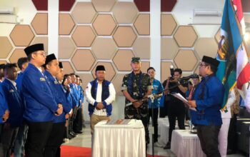 DILANTIK: Pengurus DPD KNPI Kabupaten Sukabumi periode 2025–2028 saat dilantik di Gedung Sulanjana, Kecamatan Sukabumi, Selasa (16/9).(FOTO: DENDI/RADAR SUKABUMI)