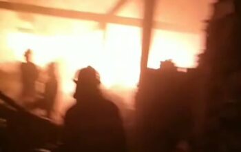 FOTO : NANDI/ RADARSUKABUMI Kebaran api dalam Kebakaran pasar Surade, Kabupaten Sukabumi Rabu (17/9/2025) dini hari sekitar pukul 00.30 WIB.