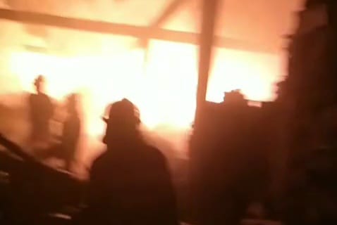 FOTO : NANDI/ RADARSUKABUMI Kebaran api dalam Kebakaran pasar Surade, Kabupaten Sukabumi Rabu (17/9/2025) dini hari sekitar pukul 00.30 WIB.