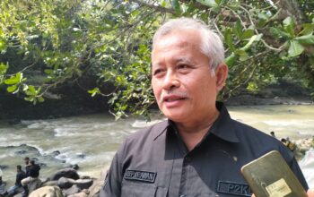 DIWAWANCARA: Kepala DLH Kota Sukabumi, Asep Irawan saat diwawancara sejumlah media, belum lama ini.
