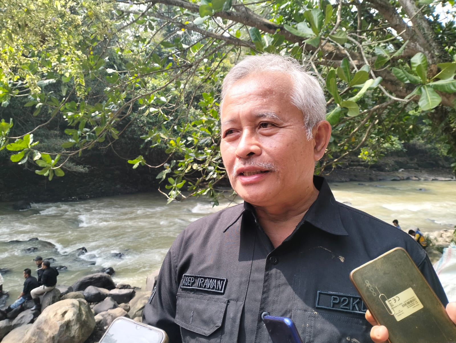 DIWAWANCARA: Kepala DLH Kota Sukabumi, Asep Irawan saat diwawancara sejumlah media, belum lama ini.