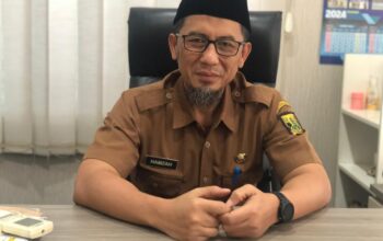 Kepala Disdukcapil Kabupaten Sukabumi, Amir Hamzah saat diwawancarai Radar Sukabumi.