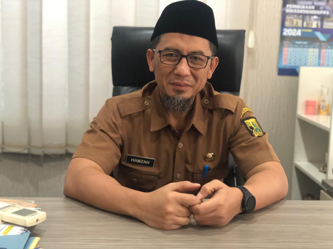 Kepala Disdukcapil Kabupaten Sukabumi, Amir Hamzah saat diwawancarai Radar Sukabumi.