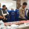 Kapolres Sukabumi AKBP Dr. Samian saat menunjukan barang bukti.
