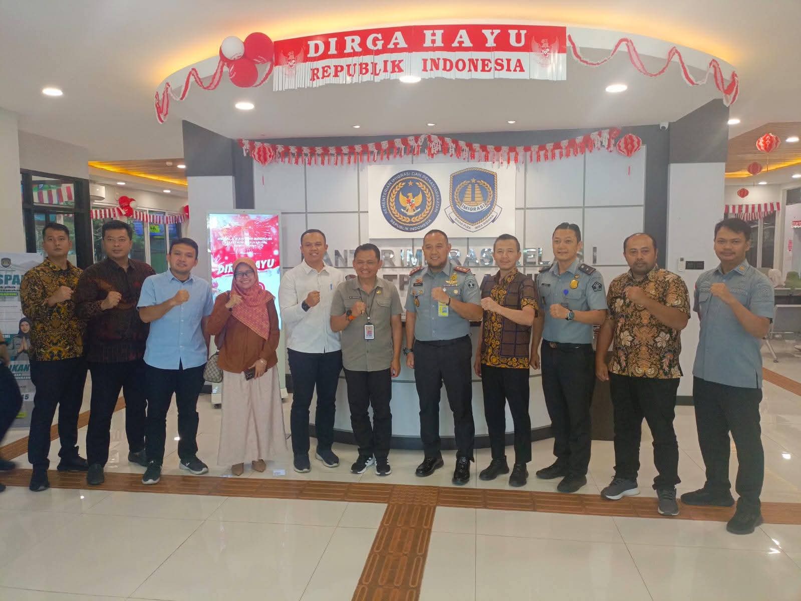FOTO : NANDI/ RADARSUKABUMI Suasana kunjungan silaturahmi Kepala Dinas Penanaman Modal dan Pelayanan Terpadu Satu Pintu (DPMPTSP) Kabupaten Sukabumi, Ali Iskandar, bersama Kabag Organisasi ke Kantor Imigrasi Kelas I Non TPI Sukabumi, beberapa waktu lalu.