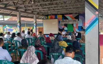 Sejumlah warga dan perangkat Desa Gunungguruh, Kecamatan Gunungguruh, saat persiapan lomba P2WKSS 2025 di Balesawala.
