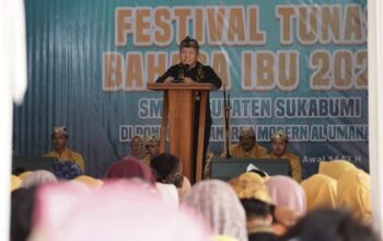 SAMBUTAN : Sekda Kabupaten Sukabumi, Ade Suryaman saat memberikan sambutan di Ponpes Modern Al-Umana, Gunungguruh, Kecamatan Gunungguruh, Kabupaten Sukabumi pada Kamis (18/9/2025).