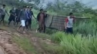 Kisah Tragis di Tegalbuleud: Jalan Rusak, Warga Sakit Ditandu
