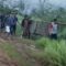 Tangkapan layar warga saat akan menandu yang sakit melintasi jalan rusak.