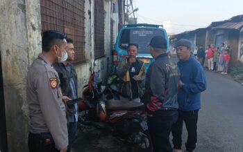 OLAH TKP : Petugas Polsek Cisaat, Resor Sukabumi Kota, saat olah TKP penemuan mayat sopir angkot di dalam kendaraan, tepatnya di Jalan Siliwangi Cibatu Cisaat.