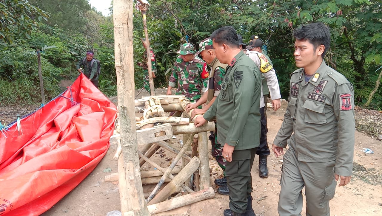 FOTO : NANDI/ RADARSUKABUMI Suasana tim gabungan saat melakukan penertiban tambang emas Liar du area kawasab hutan di Waluran.