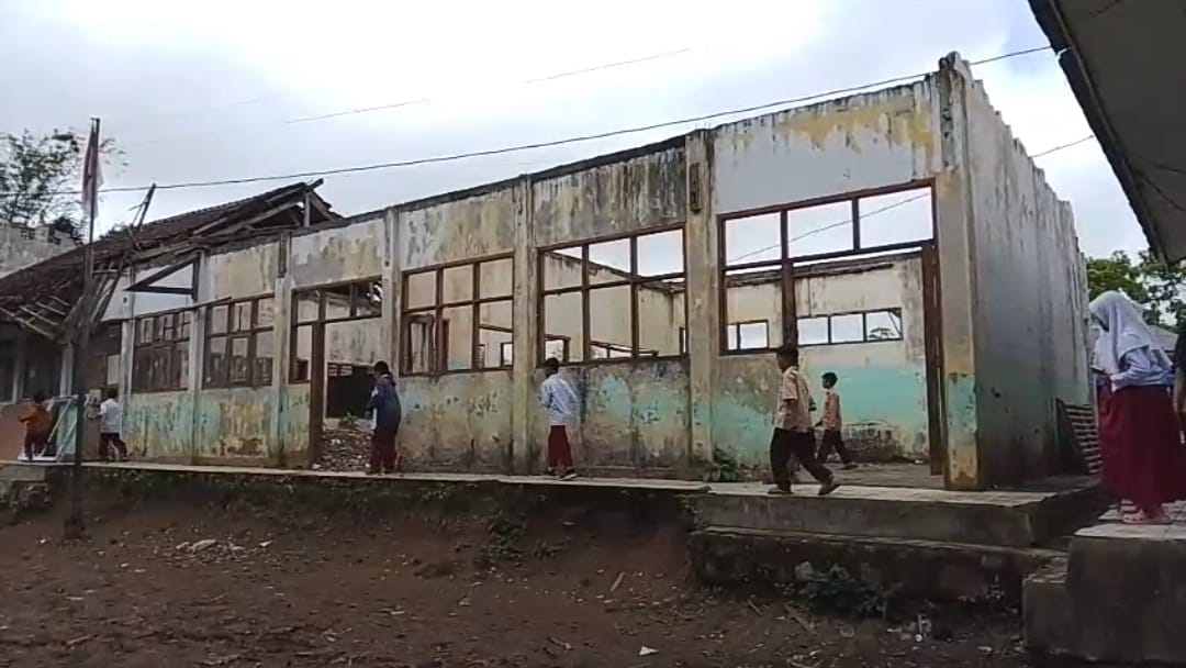 Potret buram pendidikan kembali terlihat di pelosok Kabupaten Sukabumi. Dua sekolah yang berada di Kampung Cilimus, Desa Nanggerang, Kecamatan Jampangtengah, yakni SDN Cilimus dan SMP Negeri 5 Jampangtengah Satu Atap, kini berada dalam kondisi memprihatinkan dan nyaris tak layak pakai.