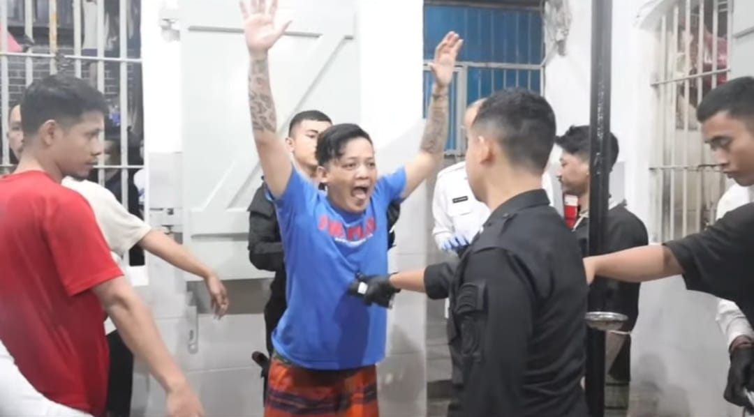SIDAK: Petugas Lapas Kelas IIB Sukabumi saat menggelar Sidak kamar hunian warga binaan, belum lama ini.