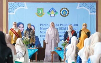 SAMBUTAN: Bunda PAUD Kota Sukabumi, Ranty Rachmatila saat menghadiri pembinaan dan sosialisasi peran Bunda PAUD di Auditorium KH Ahmad Sanusi, Pondok Pesantren Syamsul Ulum, belum lama uni.