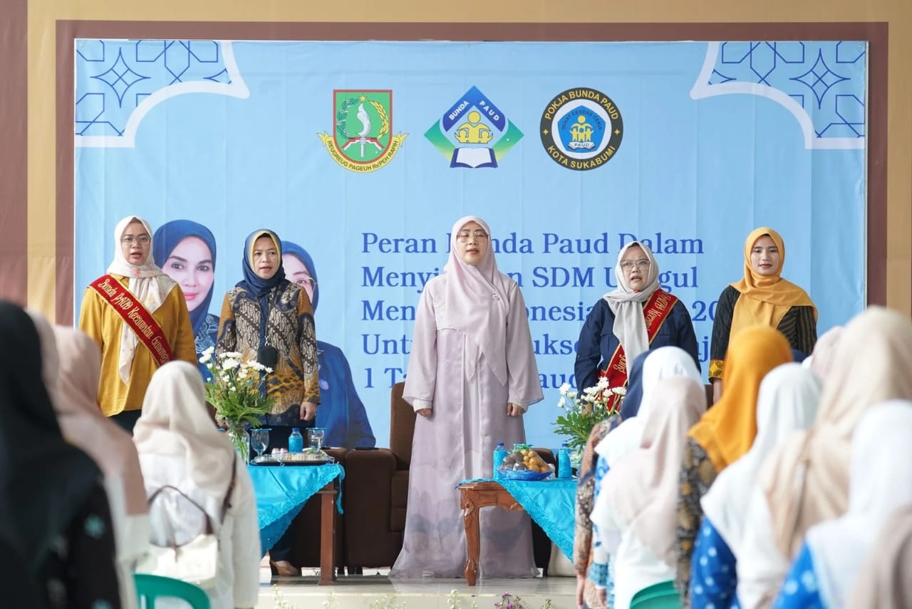 SAMBUTAN: Bunda PAUD Kota Sukabumi, Ranty Rachmatila saat menghadiri pembinaan dan sosialisasi peran Bunda PAUD di Auditorium KH Ahmad Sanusi, Pondok Pesantren Syamsul Ulum, belum lama uni.