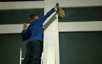 EVAKUASI: Sejumlah petugas Damkar Kota Sukabumi saat melakukan evakuasi sarang tawon di wilayah kerjanya, belum lama ini.