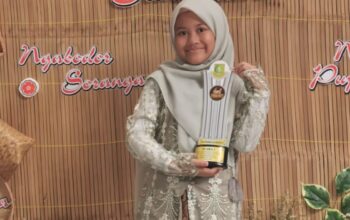 BANGGA :Rinjani Khumaira Putri siswi SDN Nanggeleng 1, Kecamatan Citamiang Kota Sukabumi bangga dengan menunjukan piala juara 1 Ngadongeng diajang FTBI Tingkat Kota Sukabumi yang digelar 16-17 Sepetember 2025 di SMPN 6 Kota Sukabumi. Rinjani bakal mewakili Kota Sukabumi ke tingkat Provinsi Jawa Barat dalam waktu dekat.