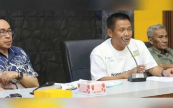 Kepala DKUKM Kabupaten Sukabumi, Sigit Widarmadi, saat memberikan sambutan pada Koperasi Desa/Kelurahan Merah Putih yang dipimpin langsung Sekda Kabupaten Sukabumi, Ade Suryaman, di Aula DKUKM Kabupaten Sukabumi, belum lama ini.