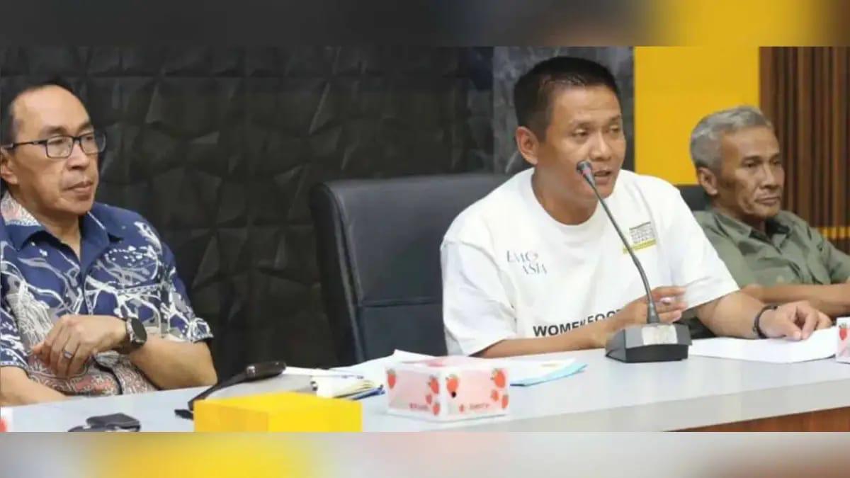 Kepala DKUKM Kabupaten Sukabumi, Sigit Widarmadi, saat memberikan sambutan pada Koperasi Desa/Kelurahan Merah Putih yang dipimpin langsung Sekda Kabupaten Sukabumi, Ade Suryaman, di Aula DKUKM Kabupaten Sukabumi, belum lama ini.