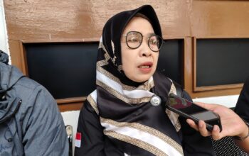 DIWAWANCARAI : Ketua SBMI Sukabumi, Jejen Nurjanah saat diwawancarai Radar Sukabumi di Mapolres Sukabumi Kota pada Senin (22/9).(FOTO : DENDI/RADAR SUKABUMI)