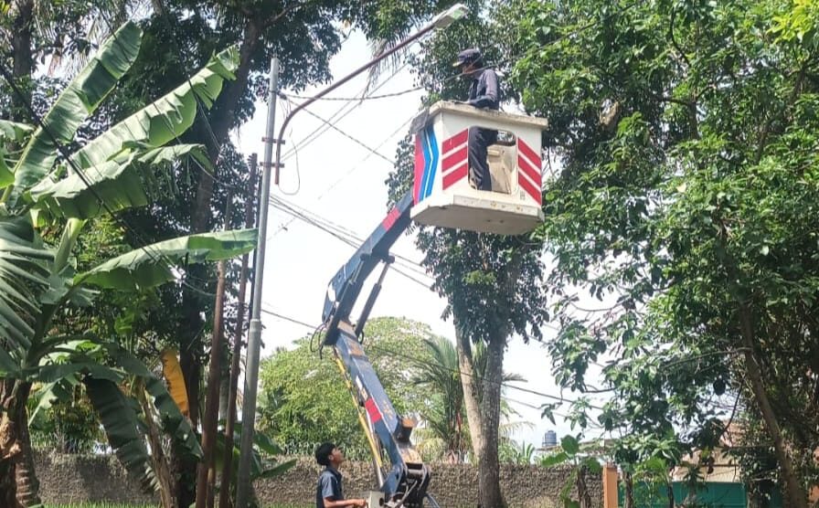 PERBAIKAN: Petugas Dishub Kota Sukabumi saat melakukan perbaikan PJU di wilayah kerjanya, belum lama ini