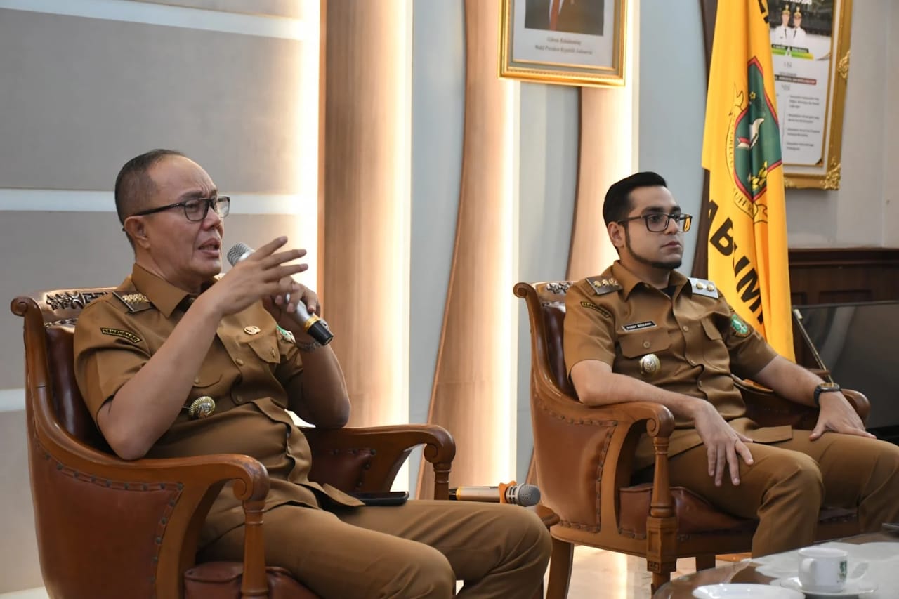 SILATURAHMI: Wali Kota Sukabumi, Ayep Zaki didampingi Wakil Wali Kota Bobby Maulana, menggelar silaturahmi dengan BMPD di ruang utama Balai Kota Sukabumi, Senin (22/9).