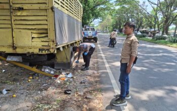 OLAH TKP: Jajaran Satlantas Polres Sukabumi Kota saat melakukan olah TKP di Jalan Lingkar Selatan RT1/2, Kelurahan Jayaraksa, Kecamaatan Baros, Kota Sukabumi, Senin (22/9).