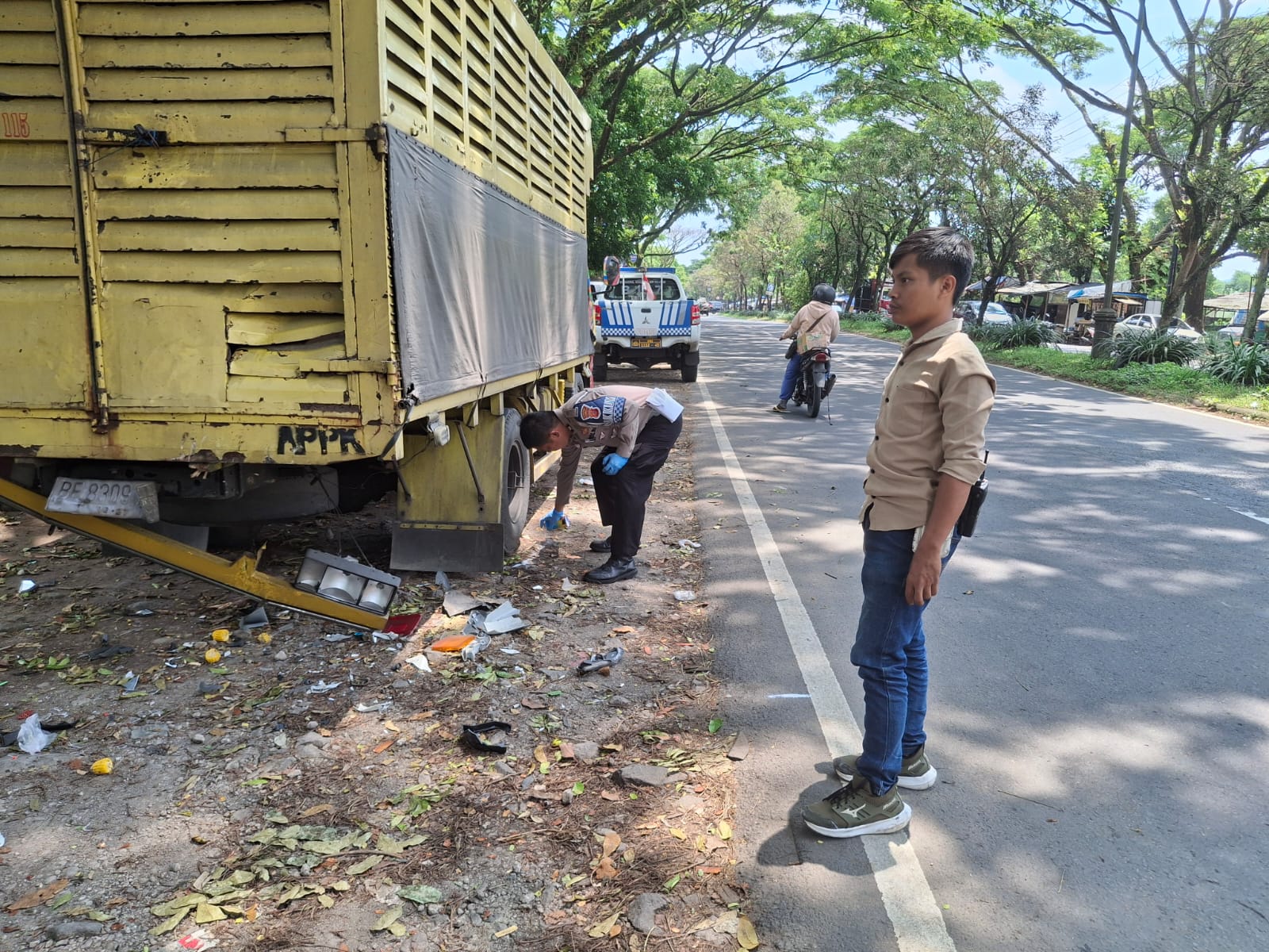 OLAH TKP: Jajaran Satlantas Polres Sukabumi Kota saat melakukan olah TKP di Jalan Lingkar Selatan RT1/2, Kelurahan Jayaraksa, Kecamaatan Baros, Kota Sukabumi, Senin (22/9).