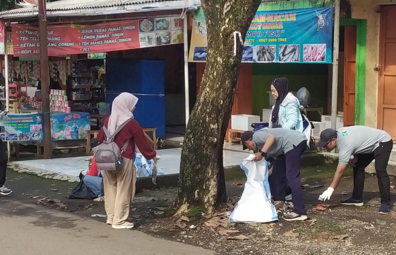 Suasana saat personel DLH dan Unsur terkait lainnya melakukan aksi bersih-bersih dalam rangka World Cleanup Day (WCD) 2025 pada Sabtu (20/9/2025) lalu.