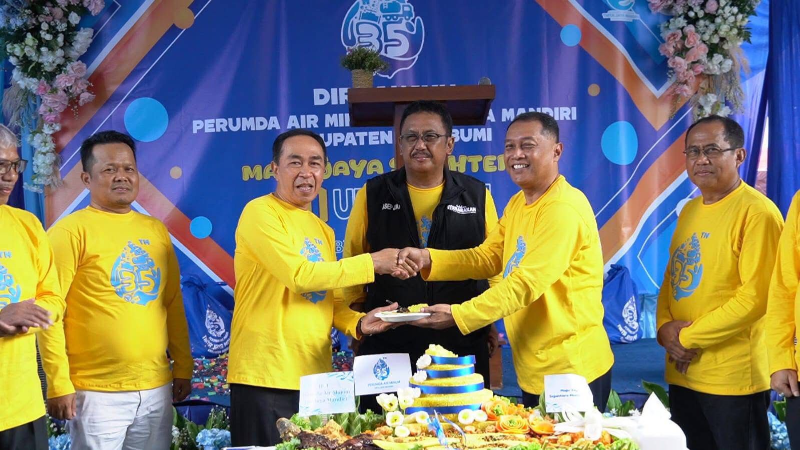 SAMBUTAN : Bupati Sukabumi, Asjap saat memberikan sambutan pada HUT ke 35 Perumda Air Minum Tirta Jaya Mandiri pada Selasa (23/9).