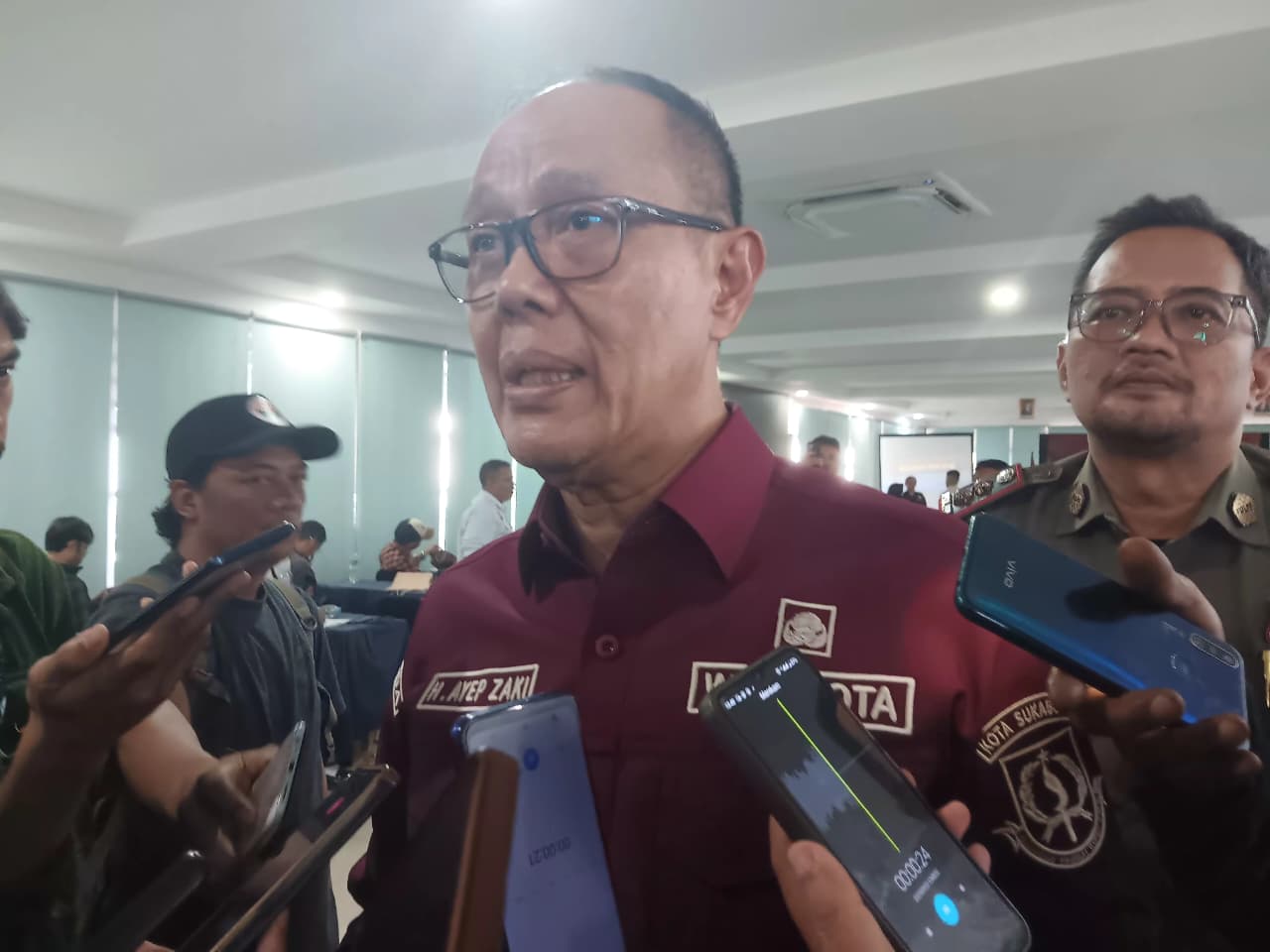 DIWAWANCARA: Wali Kota Sukabumi Ayep Zaki saat diwawancara sejumlah media, Selasa (23/9).