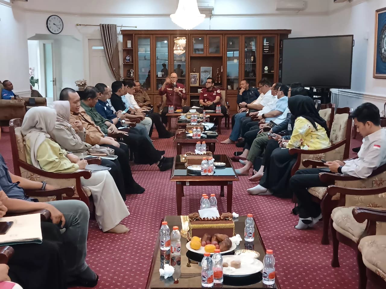 FT: BAMBANG/RADARSUKABUMI KUNJUNGAN: Komisi I DPRD Provinsi Jabar saat berkunjung di Rumah Dinas Wali Kota Sukabumi, Selasa (23/9).