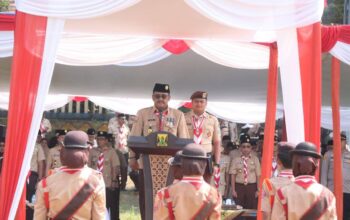 SAMBUTAN : Bupati Sukabumi, Asep Japar saat memberikan sambutan pada Apel Besar Hari Pramuka ke-64 Tingkat Kwartir Cabang (Kwarcab) Kabupaten Sukabumi, di Lapang Cijagung, Kecamatan Kadudampit, Rabu (24/9/2025).