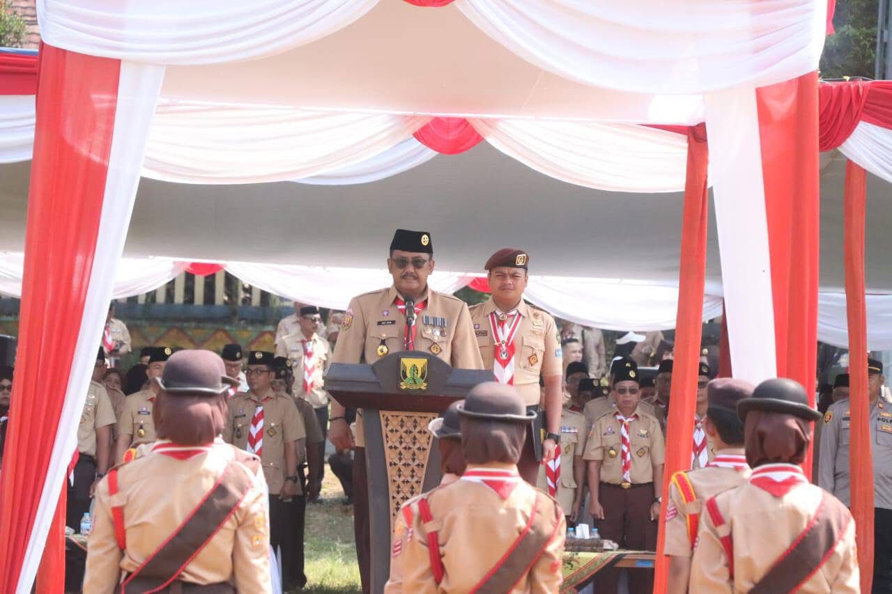 SAMBUTAN : Bupati Sukabumi, Asep Japar saat memberikan sambutan pada Apel Besar Hari Pramuka ke-64 Tingkat Kwartir Cabang (Kwarcab) Kabupaten Sukabumi, di Lapang Cijagung, Kecamatan Kadudampit, Rabu (24/9/2025).