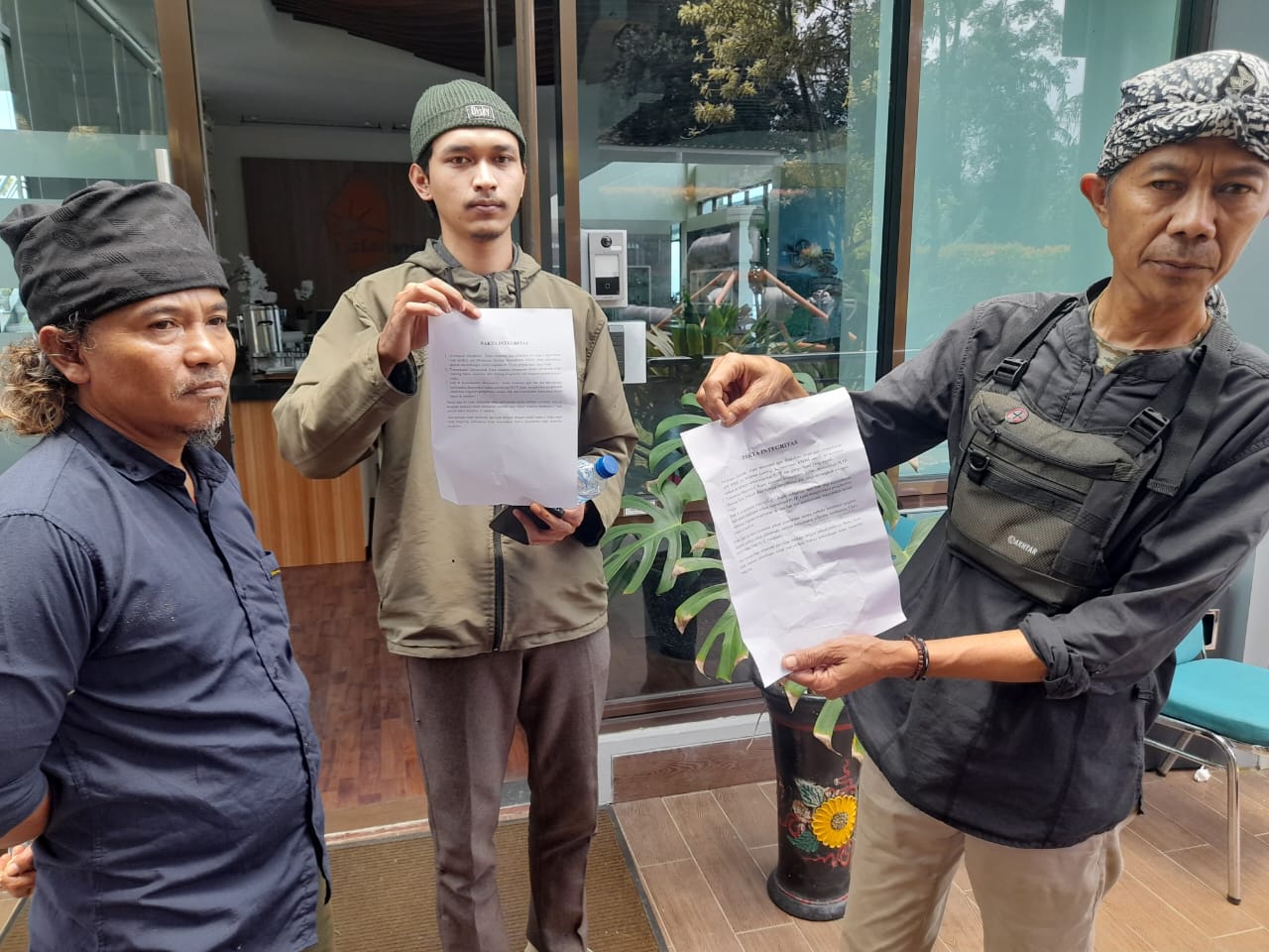 Sejumlah perwakilan warga saat mendatangi kantor Star Energy Geothermal di Kecamatan Kabandungan, Kabupaten Sukabumi, Senin (22/9/2025)