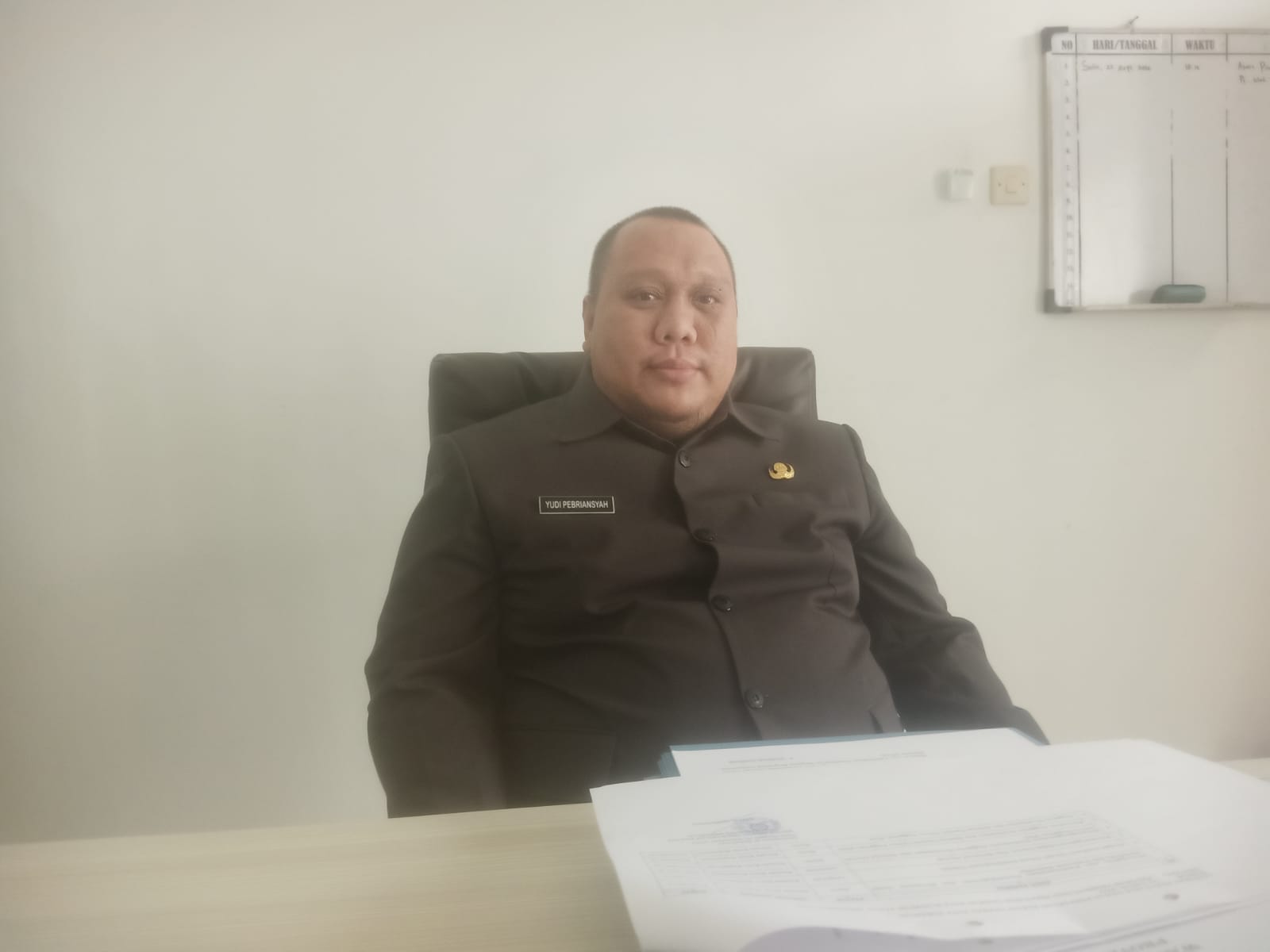 DIWAWANCARA: Kepala Bagian Hukum Setda Kota Sukabumi, Yudi Pebriansyah saat diwawancara di ruang kerjanya, Rabu (24/9).