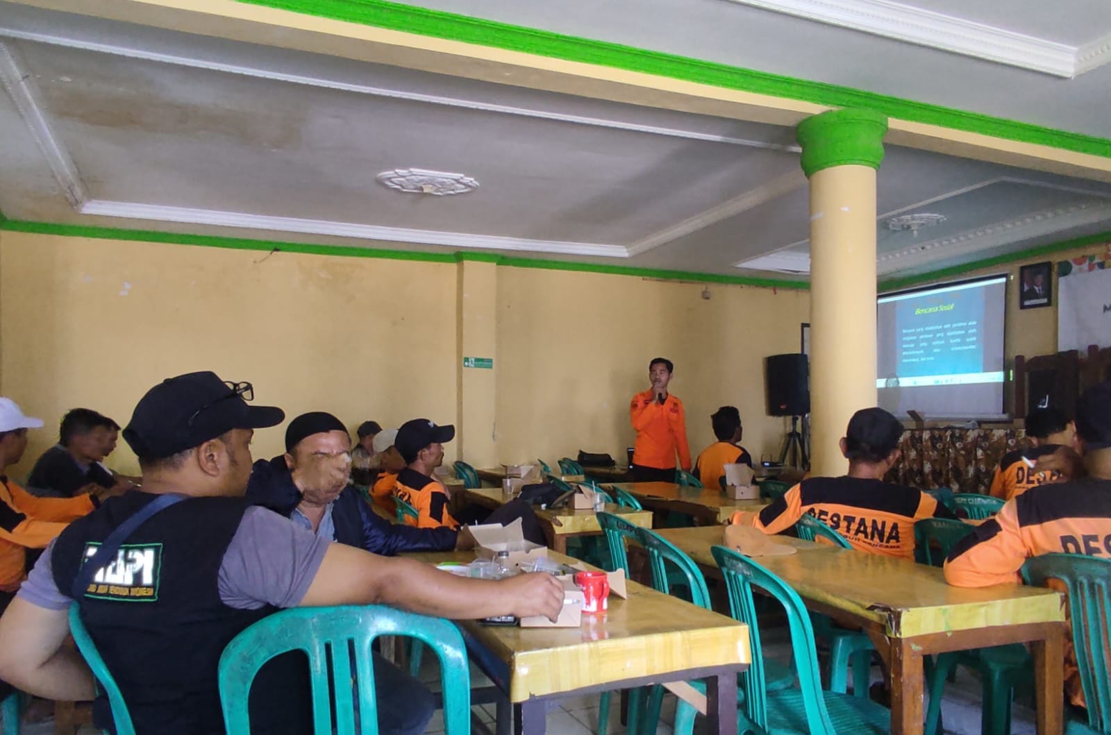 Suasana saat BPBD menggelar sosialisasi mitigasi bencana di Aula Kantor Desa Citepus, Kecamatan Palabuhanratu, Rabu (24/9/2025).