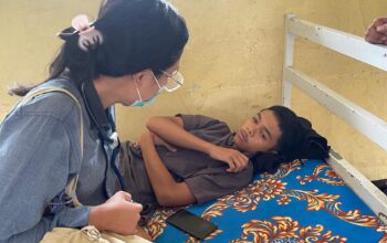 DITINJAU : Petugas medis saat meninjau siswa yang diduga keracunan usai menyantap makanan MBG di wilayah Kecamatan Cibadak, Kabupaten Sukabumi pada beberapa waktu lalu.