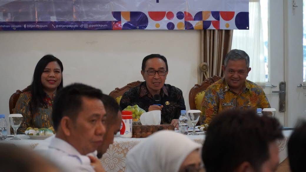 SAMBUTAN : Sekda Kabupaten Sukabumi, Ade Suryaman saat memberikan sambutan pada Sosialisasi Pencegahan TPPO di Gedung Negara Pendopo Sukabumi, pada Kamis (25/9/2025).