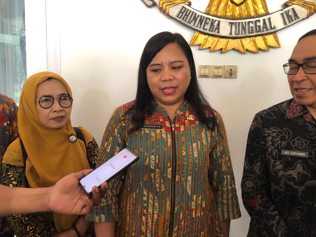 DIWAWANCARAI : Kepala Subdirektorat Pengawasan Orang Asing dan Lembaga Asing Kemendagri, Kartina Rambu Babang, saat diwawancarai Radar Sukabumi di Gedung Pendopo Sukabumi.