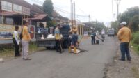 Jalan Berlubang Ditambal, UPTD PU Jampangkulon Jaga Keselamatan Warga