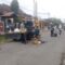 Personel Unit Pelaksana Teknis Daerah (UPTD) Pekerjaan Umum (PU) Wilayah Jampangkulon, Kabupaten Sukabumi saat melakukan upaya perbaikan jalan