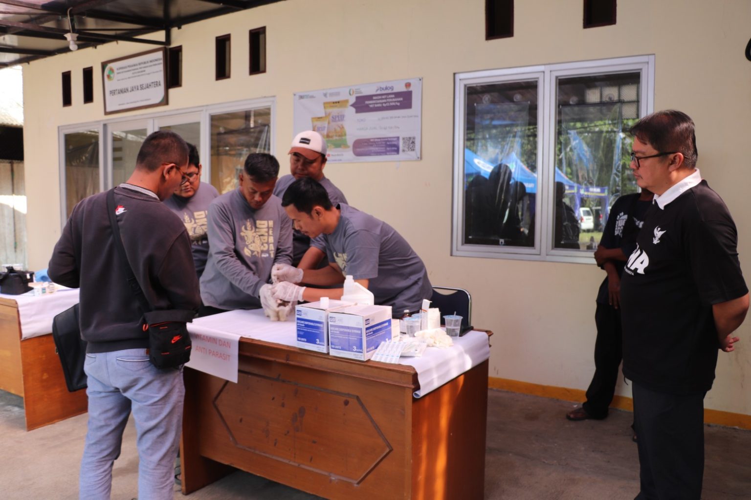 VAKSIN RABIES: DKP3 Kota Sukabumi, saat melakukan vaksinasi rabies, Jumat (26/9).