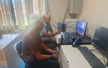 DITES : Petugas BPBD Kabupaten Sukabumi, saat tes aktivasi sirine peringatan dini di Pantai Pelabuhanratu.