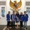 KOMPAK : Pengurs DPD KNPI Kabupaten Sukabumi, saat foto bersama dengan Wini Zaenab Nurhasanah (18), gadis asal Kampung Selaeurih, Desa/Kecamatan Jampangtengah, di Gedung Pendopo Sukabumi.