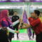 ANC JABO : Group Head Region Jabo XLSMART, Rd. Sofia Purbayanti (kiri) menyerahkan Bendera AXIS kepada wasit Utama atau Referee dalam preliminary Bekasi AXIS Nation Cup 2025 (12/9).
