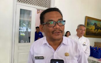 DIWAWANCARAI : Kadinkes Kabupaten Sukabumi, Agus Sanusi saat diwawancarai Radar Sukabumi di Gedung Negara Pendopo Sukabumi.