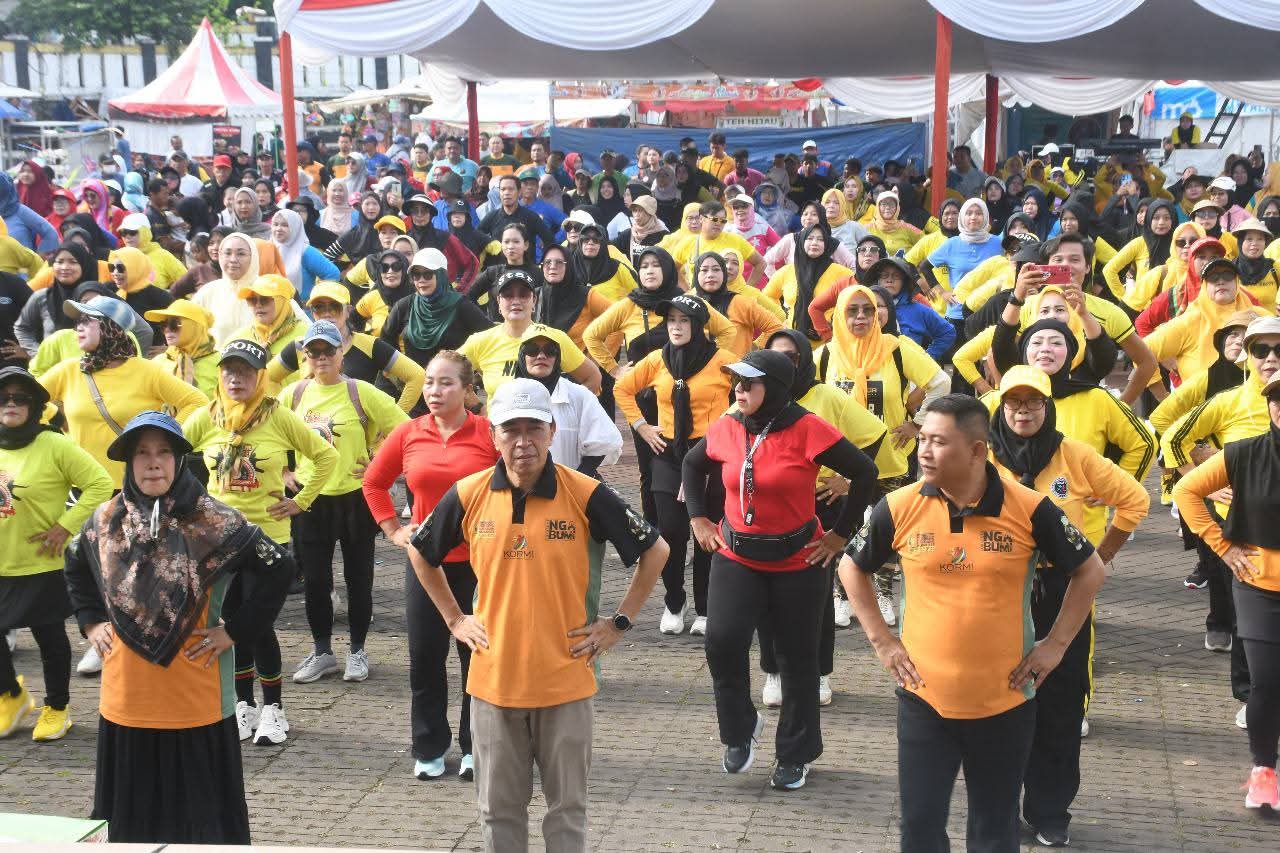 Suasana pelaksanaan kegiatan Car Free Day, Senam Gurilaps, dan Jalan Santai di area lapang Cangehgar Palabuhanratu.
