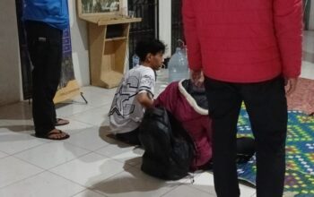 DIEVAKUASI : Petugas gabungan saat mengevakuasi dua pendaki yang tersesat di Gunung Gede melalui jalur Selabintana.